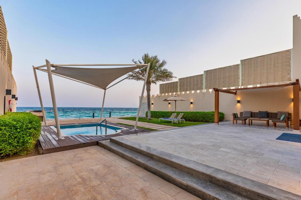 Sealine Beach, A Murwab Resort Muszajid Kültér fotó The beach at the Ritz-Carlton, Ras Al Khaimah