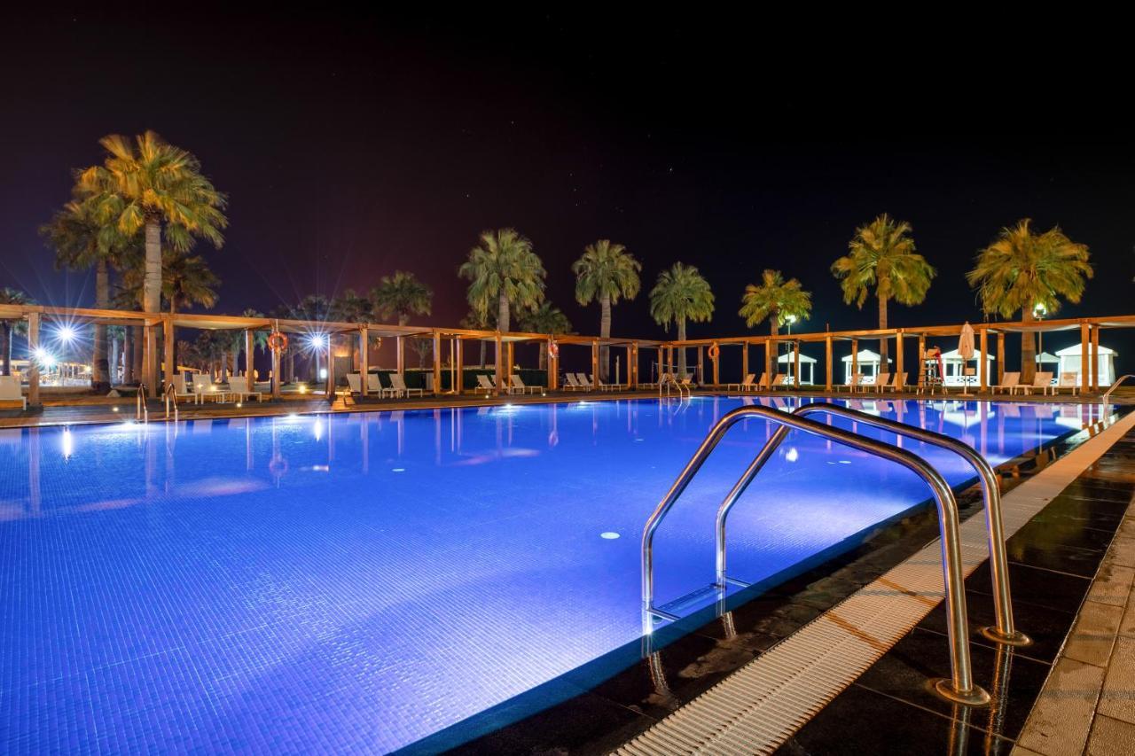 Sealine Beach, A Murwab Resort Muszajid Kültér fotó A swimming pool at night