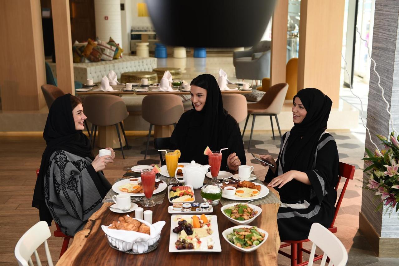 Sealine Beach, A Murwab Resort Muszajid Kültér fotó Arab women in Dubai