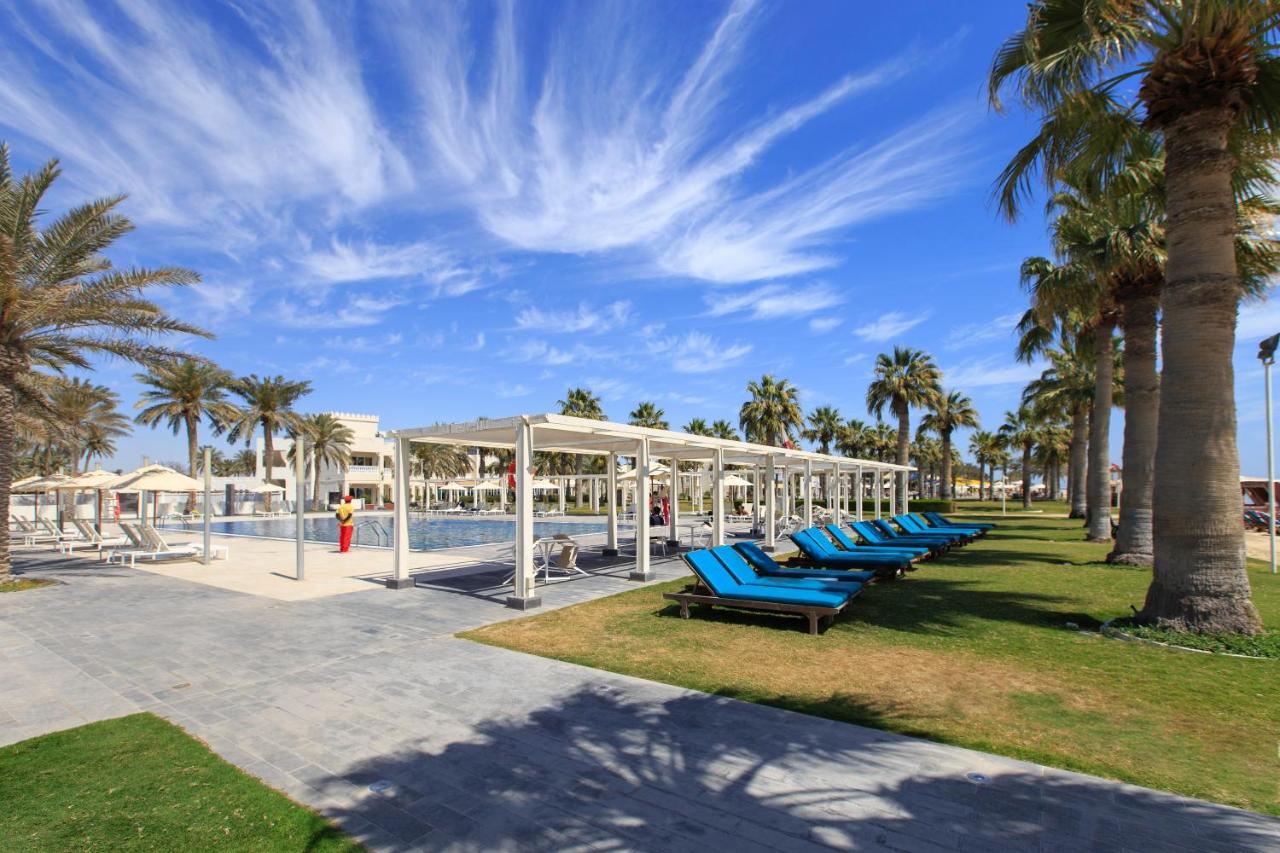 Sealine Beach, A Murwab Resort Muszajid Kültér fotó The swimming pool at the resort