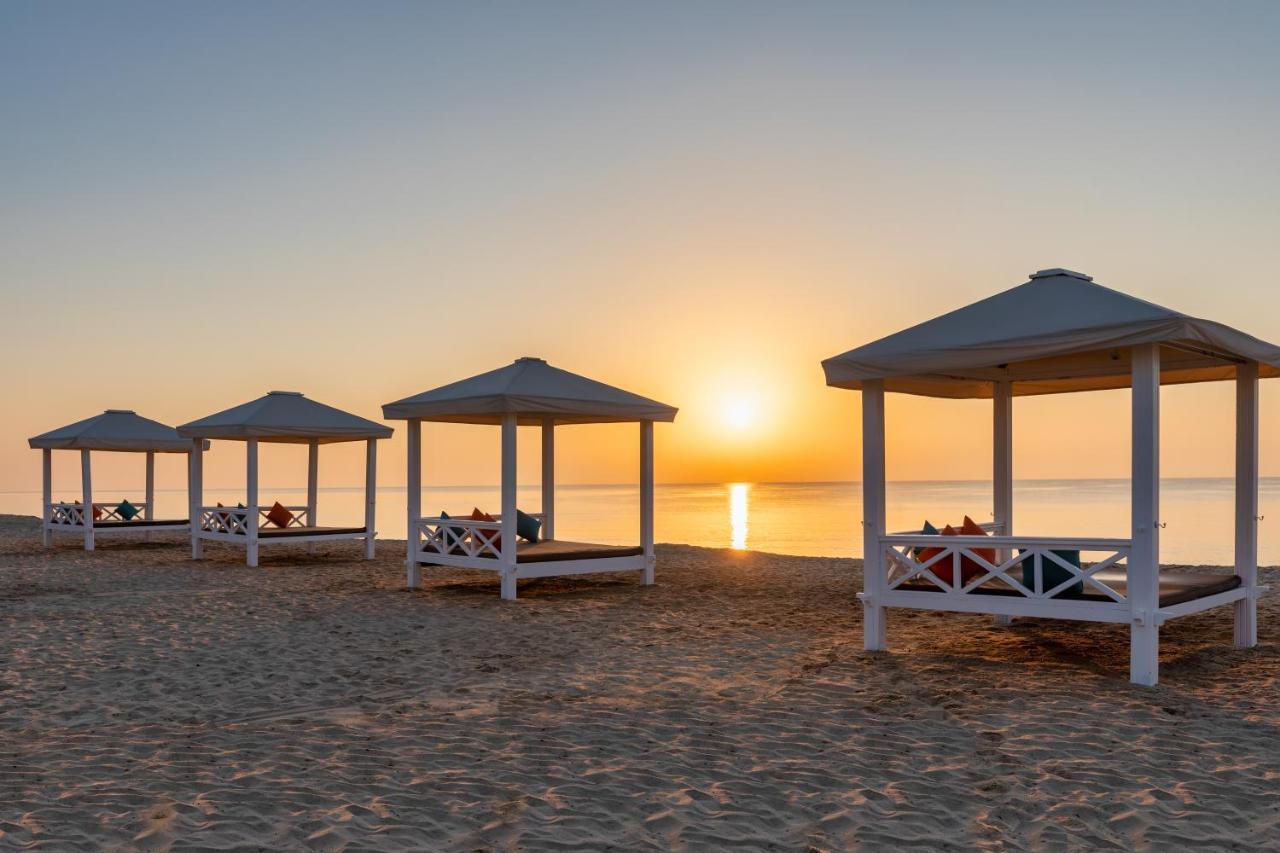 Sealine Beach, A Murwab Resort Muszajid Kültér fotó Sunset at the beach