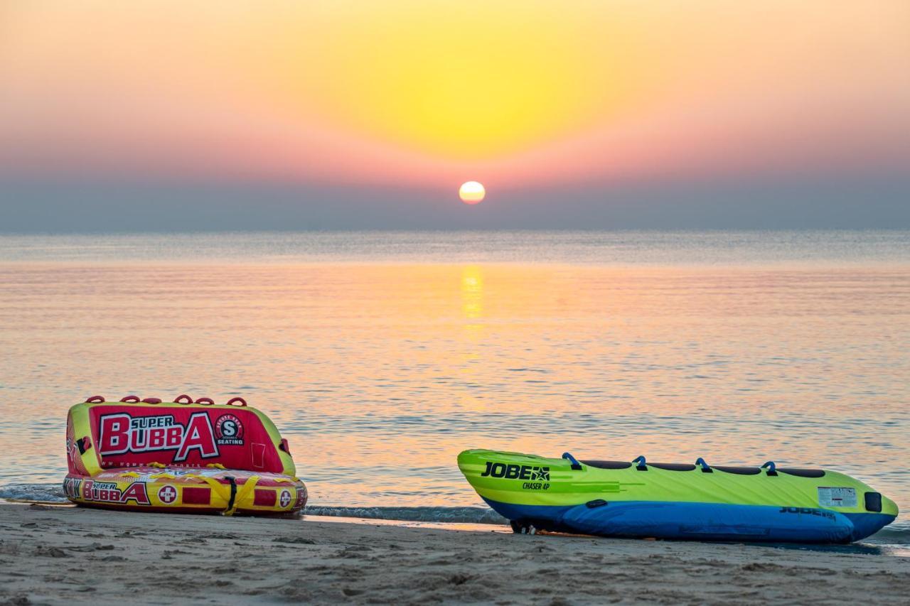 Sealine Beach, A Murwab Resort Muszajid Kültér fotó Sunset at the beach